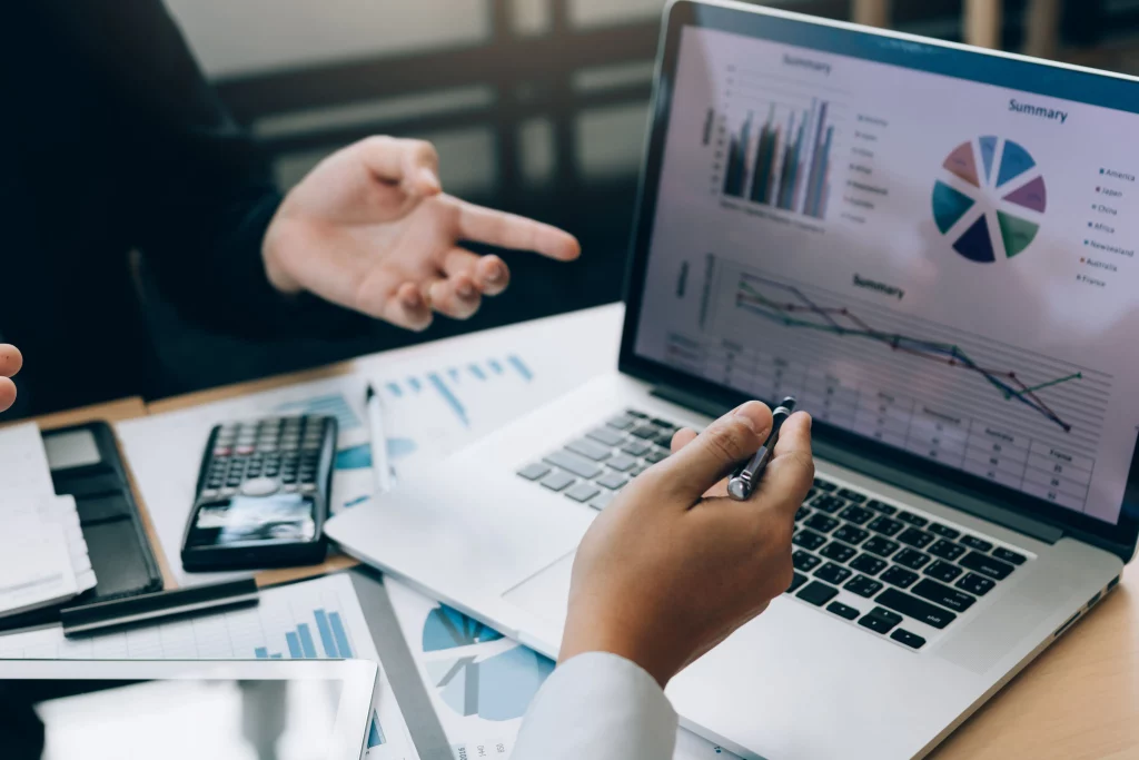 4 pasos para hacer un análisis PESTEL: ¿Cómo comprender el entorno externo de tu empresa y mejorar tu estrategia?, MoodWebs, posicionamiento SEO, SEO, posicionamiento web, redes sociales, marketing digital, análisis PESTEL, optimización