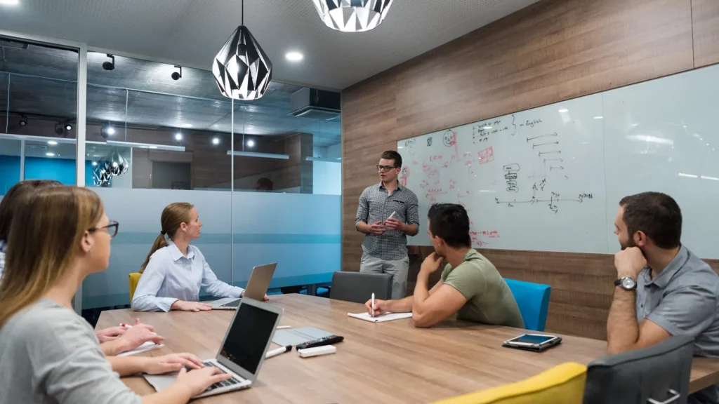 4 pasos para hacer un análisis PESTEL: ¿Cómo comprender el entorno externo de tu empresa y mejorar tu estrategia?, MoodWebs, posicionamiento SEO, SEO, posicionamiento web, redes sociales, marketing digital, análisis PESTEL, datos