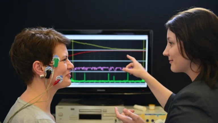 Biofeedback y neuromarketing: Una mirada profunda al vínculo entre cuerpo y consumidor, marketing digital, redes sociales, SEO, posicionamiento web, posicionamiento SEO, MoodWebs, biofeedback, neuro marketing