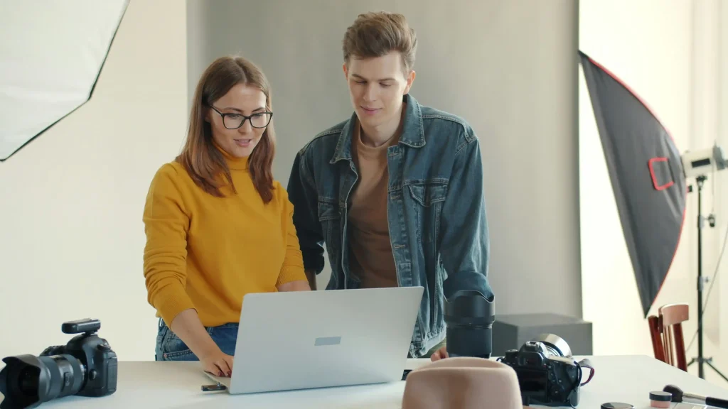 MoodWebs potencia la automatización de retoque gráfico masivo con APIs de IA