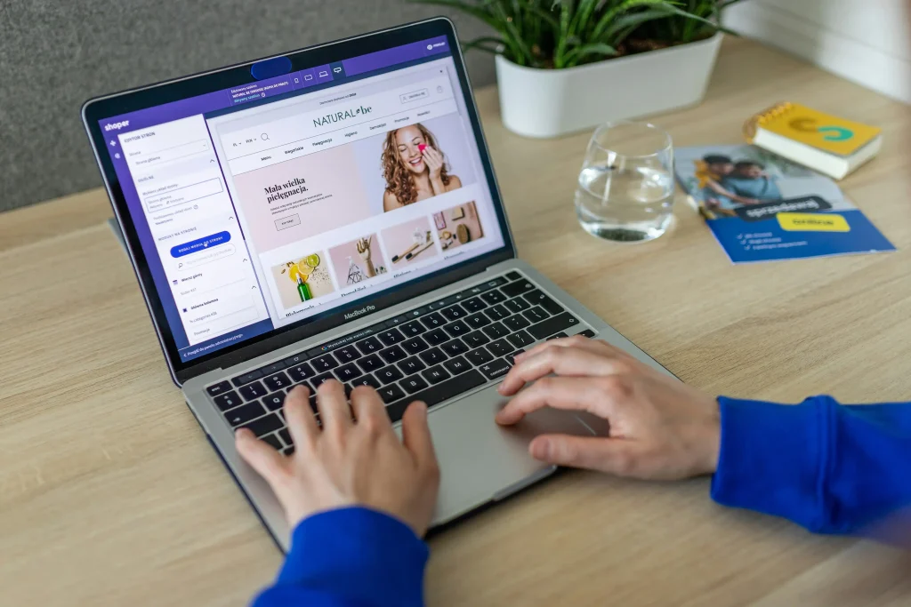 MoodWebs en e-commerce: personalización dinámica y ML ligero más allá de regla fija.